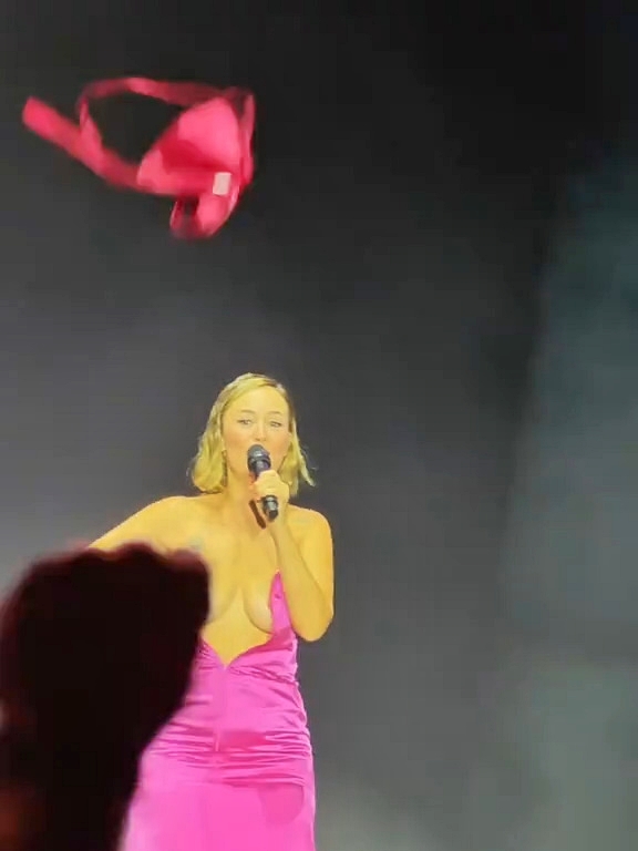 Rigoberta Bandini shocked fans at the Canarias People Festival by removing her bra and flashing the crowd during her feminist hit ‘Ay Mamá’, a tribute to women and mothers.