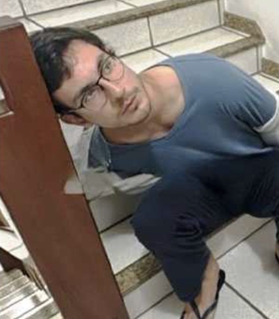 A 24-year-old chess champion, Davi Sulzbacher Gonçalves, allegedly stabbed his mother to death while she slept and calmly called the police to report the crime. He faces femicide charges.