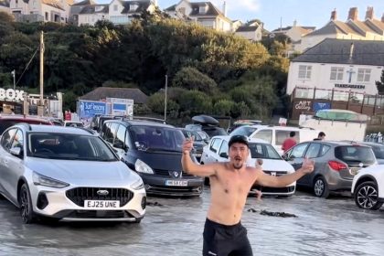 Tourists’ cars swept by rising tide after parking on sand in Polzeath, Cornwall - beachgoers panic as vehicles sink before crowds rally to push them to safety.