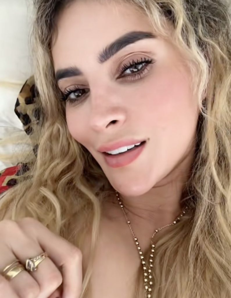 Former beauty queen Shamel Alejandra Álava Zambrano, 27, has died in a horror car crash in Ecuador that left six others injured - just months after marrying her husband.