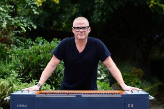 Heston Blumenthal’s Fat Duck brings back its theatrical £450 Christmas menu featuring meat baubles and gold carrots, promising festive nostalgia, creativity and culinary magic.