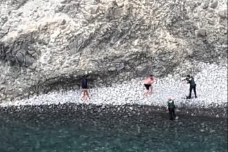 Armed cops arrest suspected narco-boat crew hiding in rocky cove at Cabo de Gata, Almería - dramatic helicopter operation unfolds at Mediterranean beauty spot.