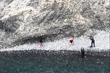 Armed cops arrest suspected narco-boat crew hiding in rocky cove at Cabo de Gata, Almería - dramatic helicopter operation unfolds at Mediterranean beauty spot.