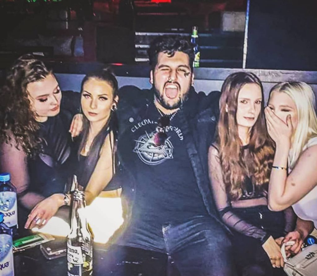 LX Xander, once branded a school “loser,” now lives in LA with seven girlfriends and seeks an eighth, crediting confidence and self-belief for his irresistible persona.