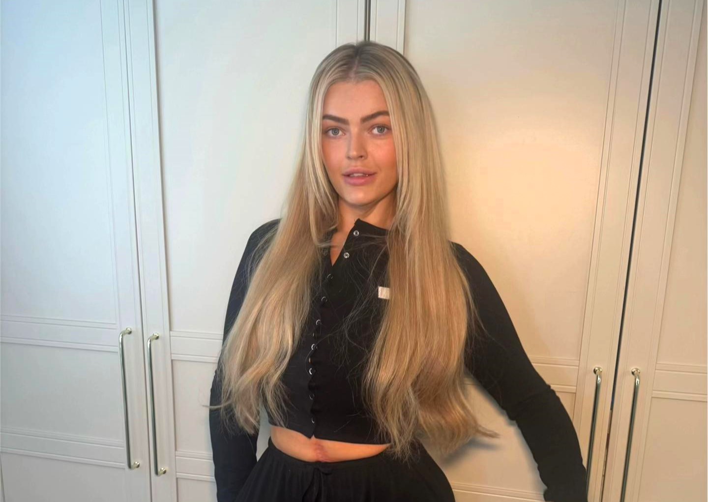 Ellie Jefferies stuns TikTok with 12st weight loss glow up, leaving fans comparing her to Margot Robbie. The 26-year-old transformed after gastric sleeve surgery in Turkey.