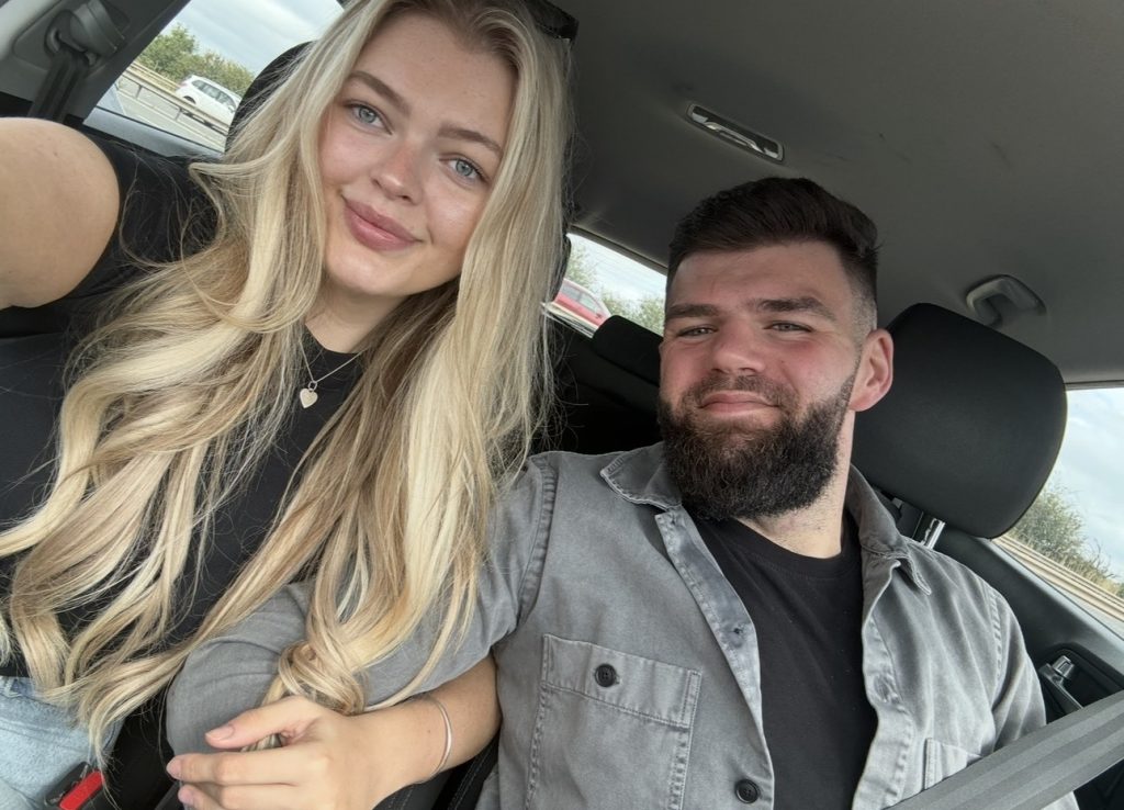 Ellie Jefferies stuns TikTok with 12st weight loss glow up, leaving fans comparing her to Margot Robbie. The 26-year-old transformed after gastric sleeve surgery in Turkey.