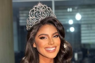 Miss Colombia contestant Laura Gallego Solís quit the pageant after backlash over comments asking which politicians should be shot, defending her right to speak her political views.