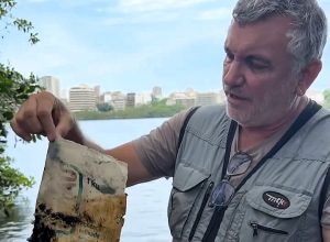 Biologist Mário Moscatelli found a 30-year-old plastic sugar bag in Rio’s Rodrigo de Freitas Lagoon, now hosting marine life, urging people to properly dispose of waste.