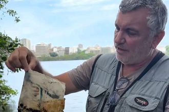 Biologist Mário Moscatelli found a 30-year-old plastic sugar bag in Rio’s Rodrigo de Freitas Lagoon, now hosting marine life, urging people to properly dispose of waste.