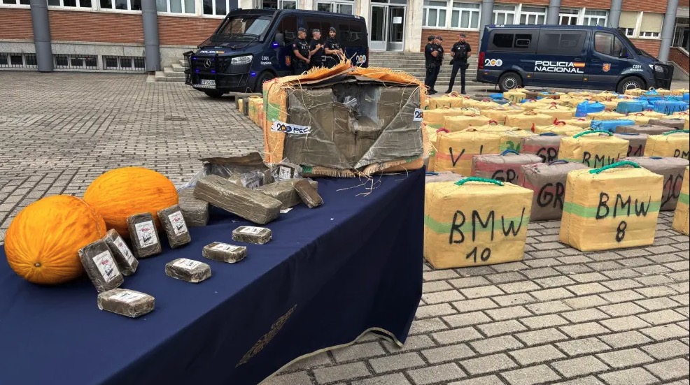 Spanish police seized £13.9m worth of cannabis hidden in a melon shipment, arresting 10 suspects after intercepting 11 tonnes of hashish trafficked from Morocco to Málaga.