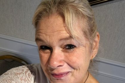 Psychic Rachel Cope revealed how a late farmer’s spirit told his son to fix a cow’s abscessed hoof during a live show, leaving the audience stunned when the message proved true.