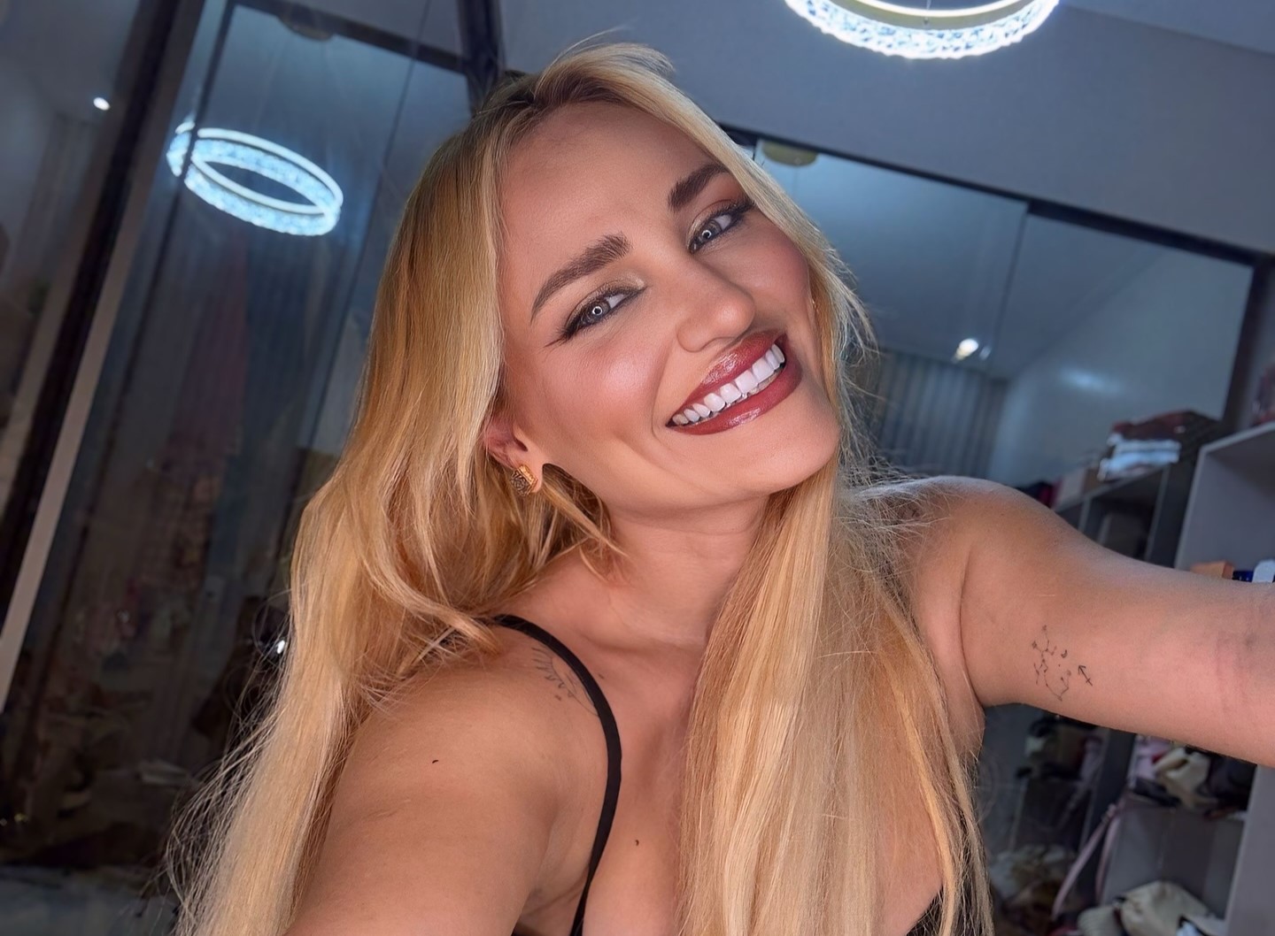 Brazilian influencer and councillor Fernanda Maroca, 30, was found dead at her home in Lago Verde. Authorities declared three days of mourning as police investigate her death.