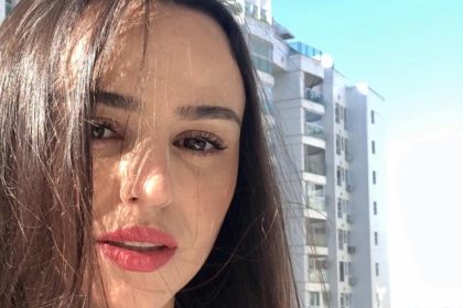 Brazilian medical influencer Lidiane Aline Lorenço and her 15-year-old daughter Miana were found dead in their Rio de Janeiro home with no signs of violence, sparking a police investigation.