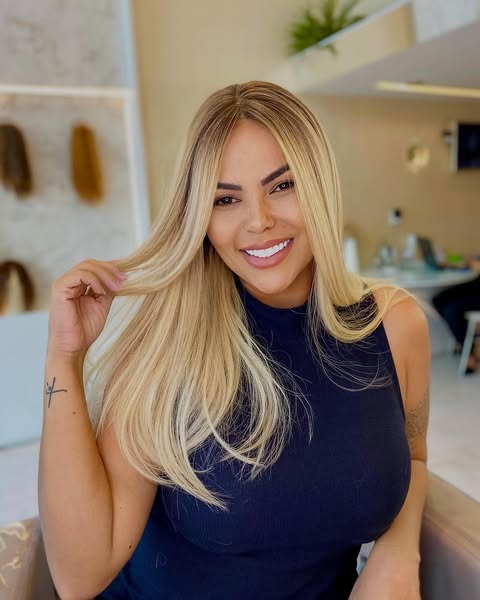 Brazilian singer Vanessa Rios has died aged 42 after battling lung cancer. Known for performing with Capim com Mel and Forró do Muído, she leaves behind a daughter.