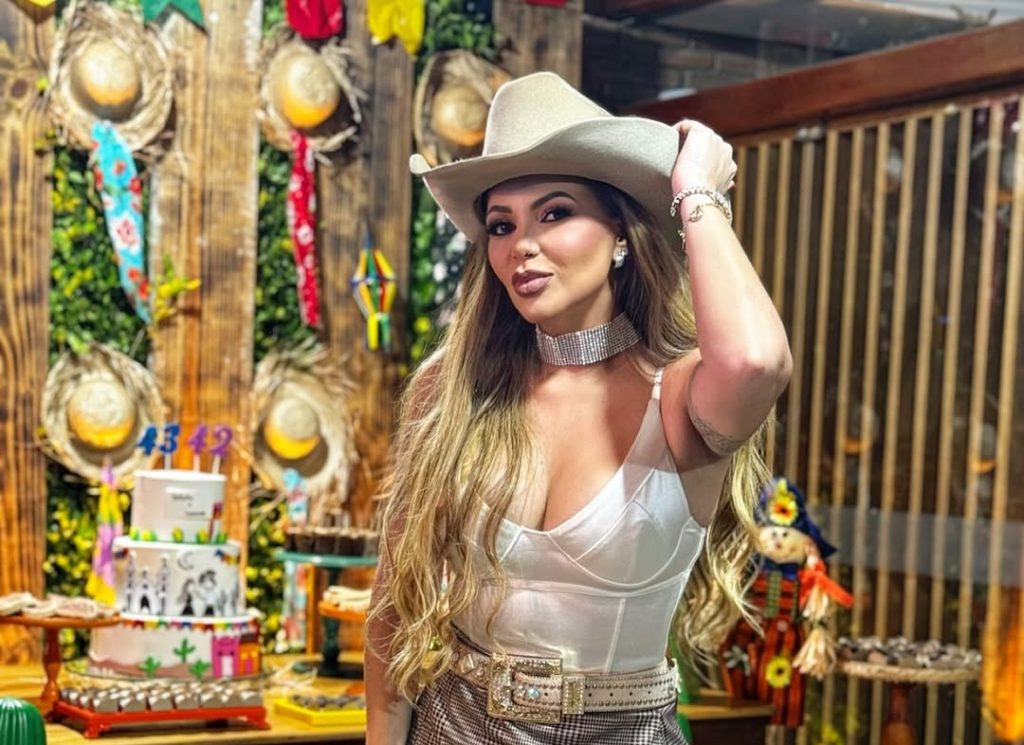 Brazilian singer Vanessa Rios has died aged 42 after battling lung cancer. Known for performing with Capim com Mel and Forró do Muído, she leaves behind a daughter.