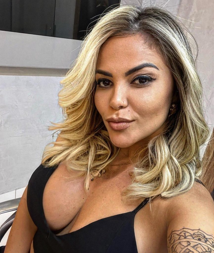 Brazilian singer Vanessa Rios has died aged 42 after battling lung cancer. Known for performing with Capim com Mel and Forró do Muído, she leaves behind a daughter.