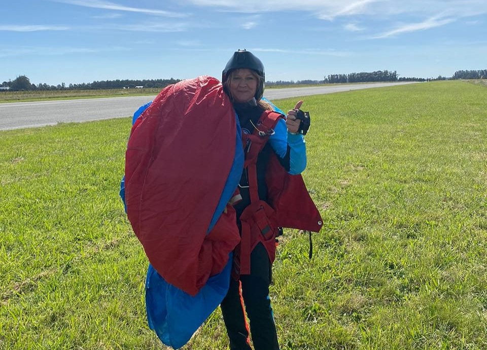 Writer and therapist Rosana Mabel Back, 52, tragically died in Miramar, Argentina, after her parachute failed to open during a skydive, prompting an investigation into the equipment.