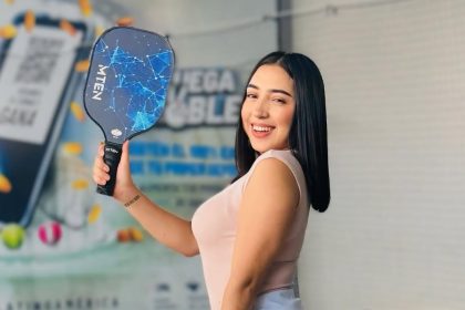 Honduran TV presenter Jennifer Nicole Rivas 21 has died after a suspected epileptic seizure at her home in Tegucigalpa leaving fans and colleagues mourning her sudden loss.