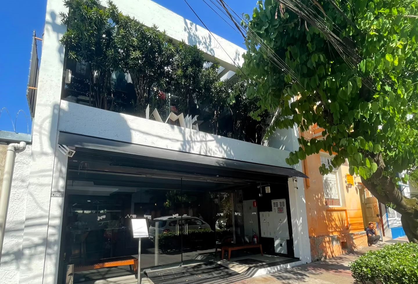 A woman died and five others were injured after a mezzanine collapsed at Jamile restaurant in São Paulo, Brazil. The venue is linked to MasterChef judge Henrique Fogaça.
