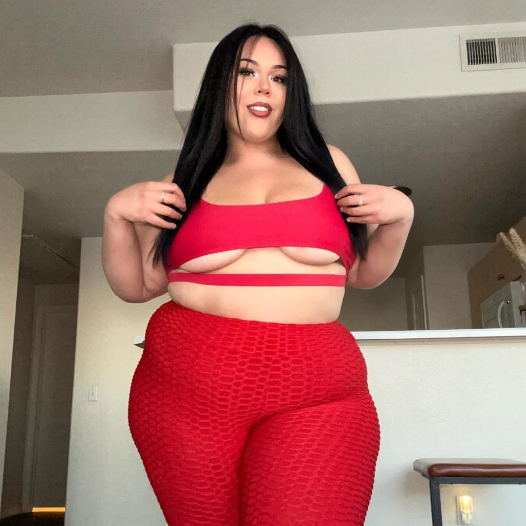 Plus-size influencer Julia Sena proudly embraces her 320lb body, defying trolls and inspiring others to love themselves through confidence, fashion, and self-acceptance.