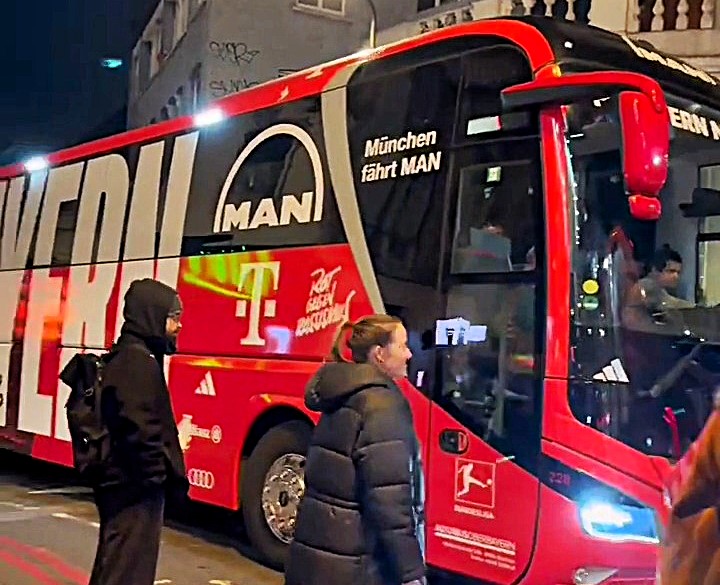Bayern Munich’s team buses stuck in London traffic before a 3 1 Champions League loss to Arsenal compounding a frustrating night as late arrival and strong Gunners form sealed defeat.
