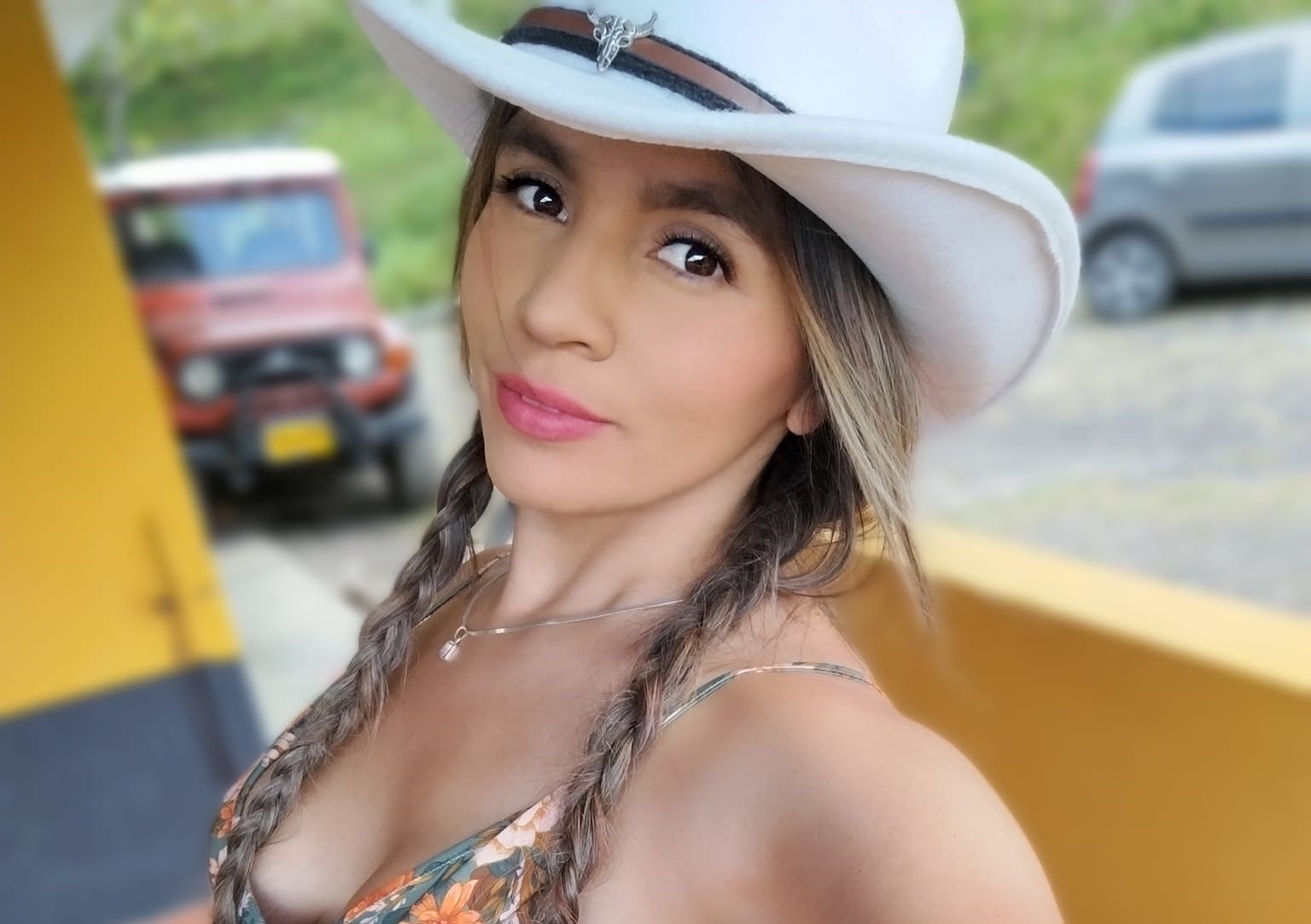 Singer Mayerly Díaz died suddenly after a suspected complication from a cosmetic procedure leaving two children behind as authorities investigate the tragic loss of the Voice of Quipile.
