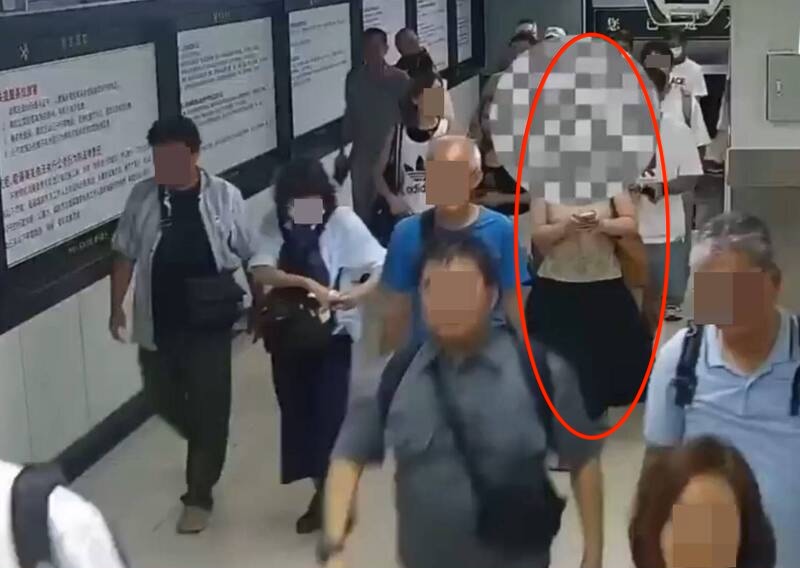 Woman caught smuggling 229 live fish under her skirt at the Hong Kong border as officials seize banned hillstream loaches in a bizarre case that sparks shock and questions online.