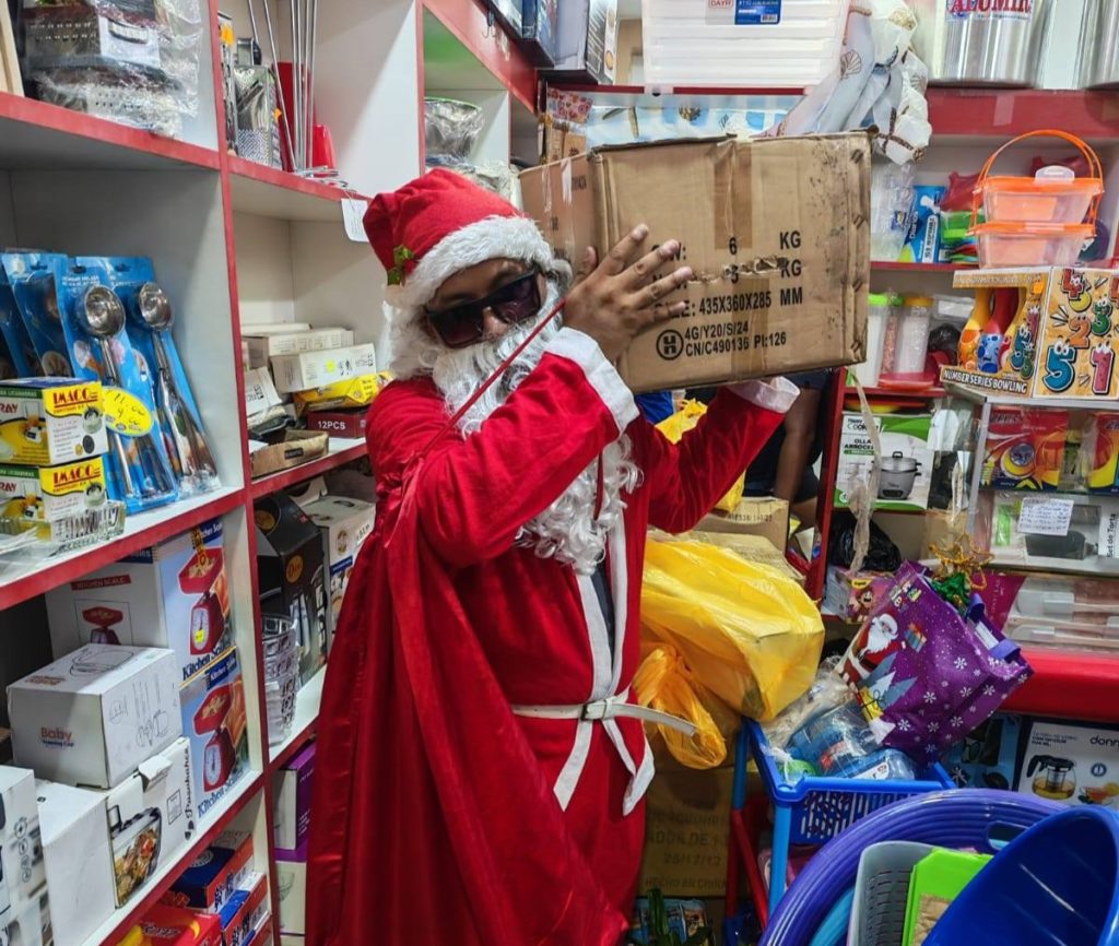 Santa-clad undercover cops in Peru busted illegal fireworks and drug gangs in Christmas crackdowns, seizing 75,000 fireworks, cocaine, and arresting multiple suspects across Iquitos operations.