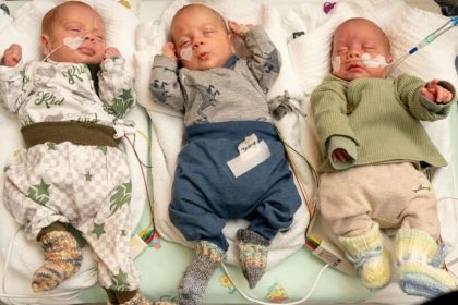 Healthy identical triplets born naturally in Germany in a case rarer than winning the lottery as three baby boys prepare to go home for Christmas.
