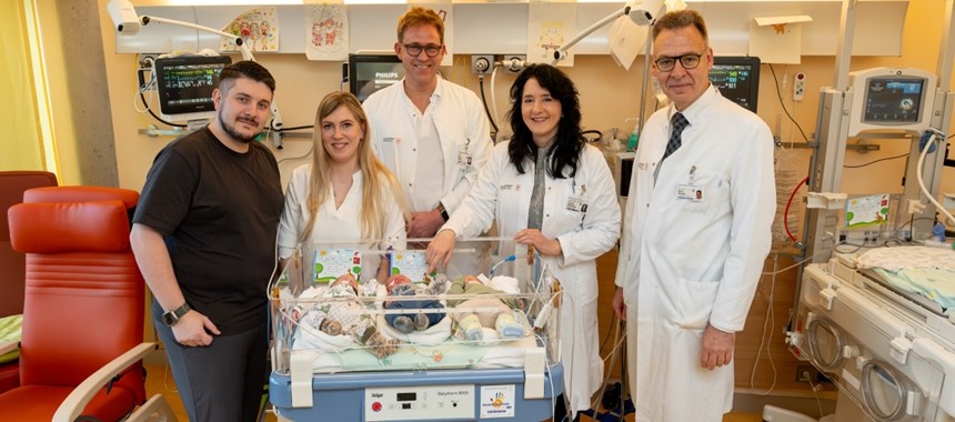 Healthy identical triplets born naturally in Germany in a case rarer than winning the lottery as three baby boys prepare to go home for Christmas.