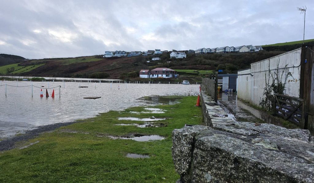 Celebrity hotspot Mawgan Porth flooded as Storm Ingrid batters Cornwall's Hollywood-on-the-sea. Beckhams' favourite seaside town left underwater by high tides.