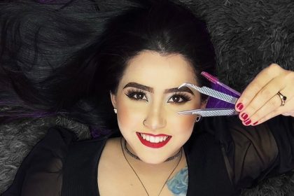 Eyelash influencer Thaís Helena Felício, 25, dies 50 days after crashing her motorbike into traffic sign. She spent 48 days in intensive care in Goiânia, Brazil.