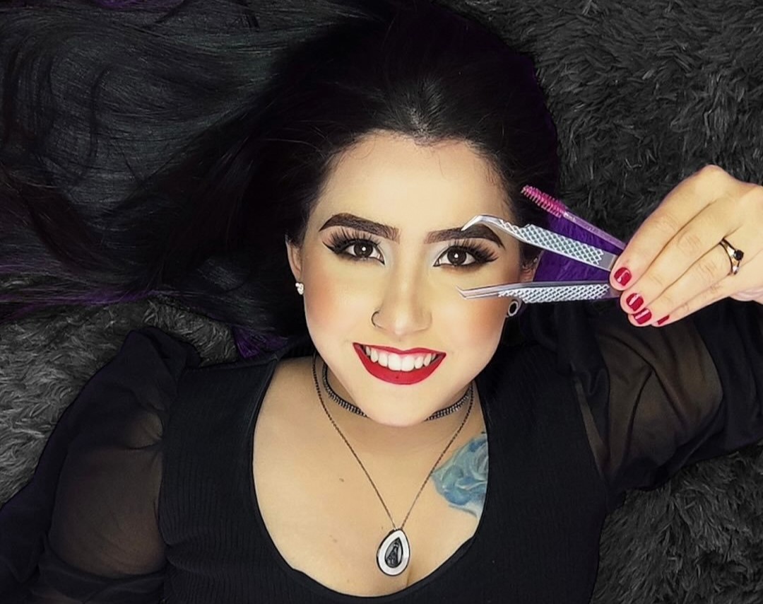 Eyelash influencer Thaís Helena Felício, 25, dies 50 days after crashing her motorbike into traffic sign. She spent 48 days in intensive care in Goiânia, Brazil.
