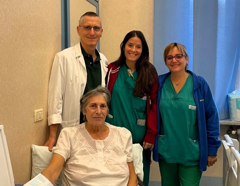 Surgeons removed a 28cm ovarian tumour weighing 6kg, the size of a full-term baby, from a 69-year-old woman in Turin after it caused severe bowel obstruction.