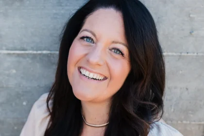 45-year-old single and childfree therapist Alison Seponara shuts down judgmental questions about dying alone, saying her life is full and she refuses to compromise her needs.