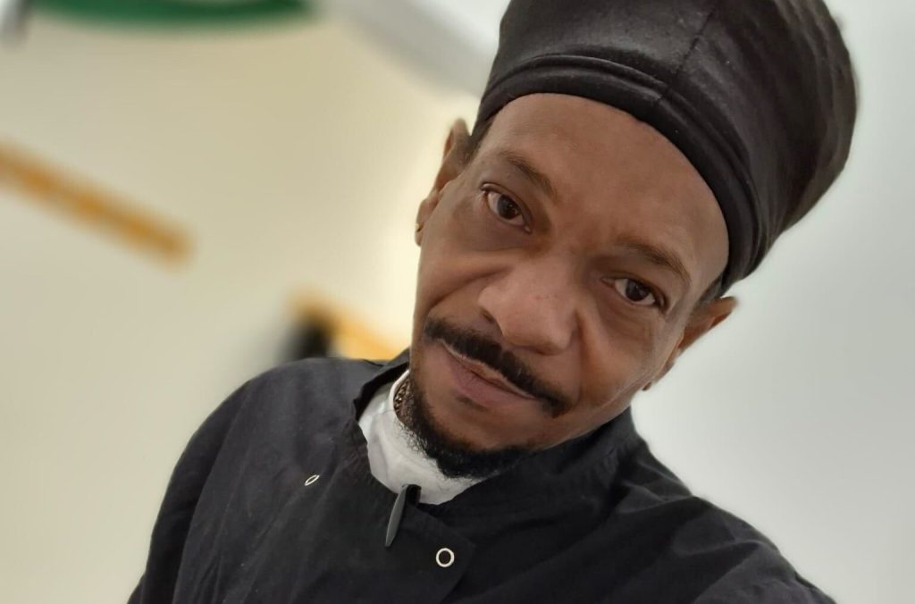 Three people forced to pull enraged husky off swan during shocking attack in Burgess Park, south-east London. Ricardo Bowen captured violent clash. Swan escaped shaken.