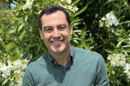 Andalusia President Juanma Moreno under fire for wearing blackface as King Balthazar at Seville Three Kings parade Jan 5, booed by crowds and slammed by officials.