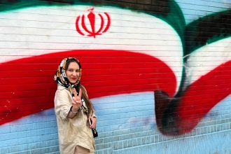 Travel influencer Karolina loses contact with friend Hamza trapped in Iran during revolution. Barcelona resident can't leave as women shed hijabs and internet is cut off.