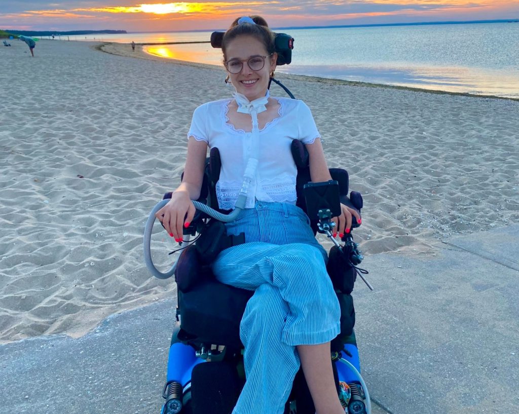 Woman paralyzed from neck down after freak skiing accident shares satirical videos. Rebecca Koltun, 26, broke her neck on the slopes and now uses humor to cope.