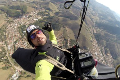 A veteran hang-gliding instructor and his American tourist passenger have died after plunging into the sea at one of the world's most iconic free flight sites in Rio de Janeiro.