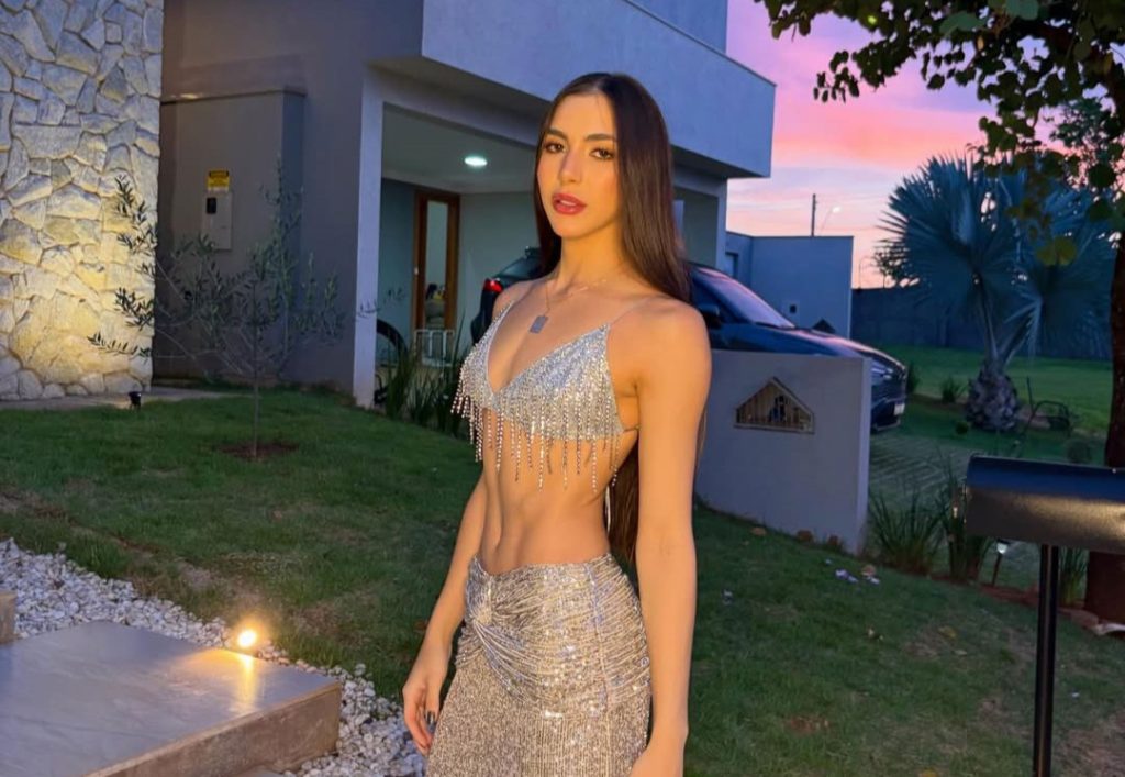 Influencer Cecilia Raile livestreams suspected thief trying to break into her armoured car while she sits nervously inside in São Paulo. Viral video watched 4m times.