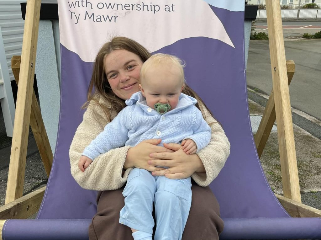 A mum-of-two lost seven stone in just one year after a single family photo left her in tears - and she did it all without weight loss jabs by joining Slimming World.