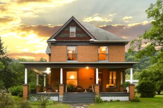 Fans can book a Valentine’s stay at the real Silence of the Lambs serial killer house, offering themed treats and overnight stays to mark the film’s 35th anniversary.