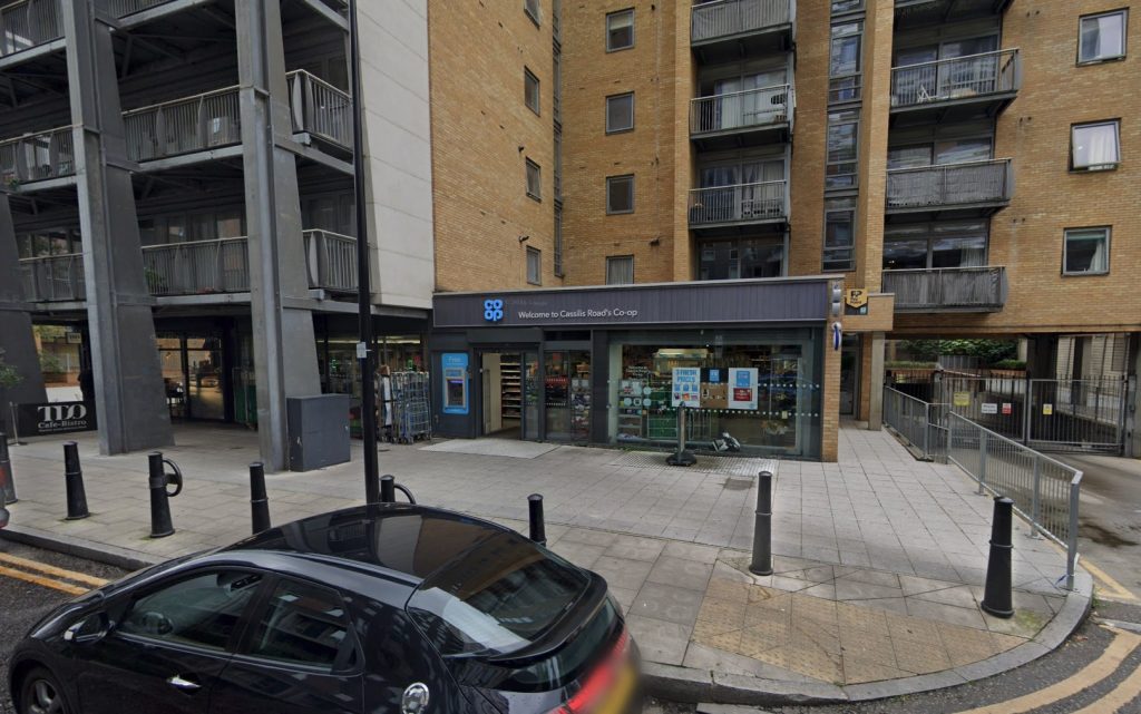 Shoplifters wrestle with Co-Op staff on Isle of Dogs before one escapes with three eight-packs of Fanta. Viral footage of the bizarre London theft shocked social media.