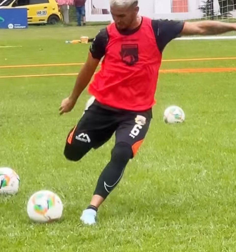 Colombian top-flight footballer Marlon Sierra arrested on suspicion of killing cyclist Angel Leon while over the drink-drive limit after early morning crash in Villavicencio.