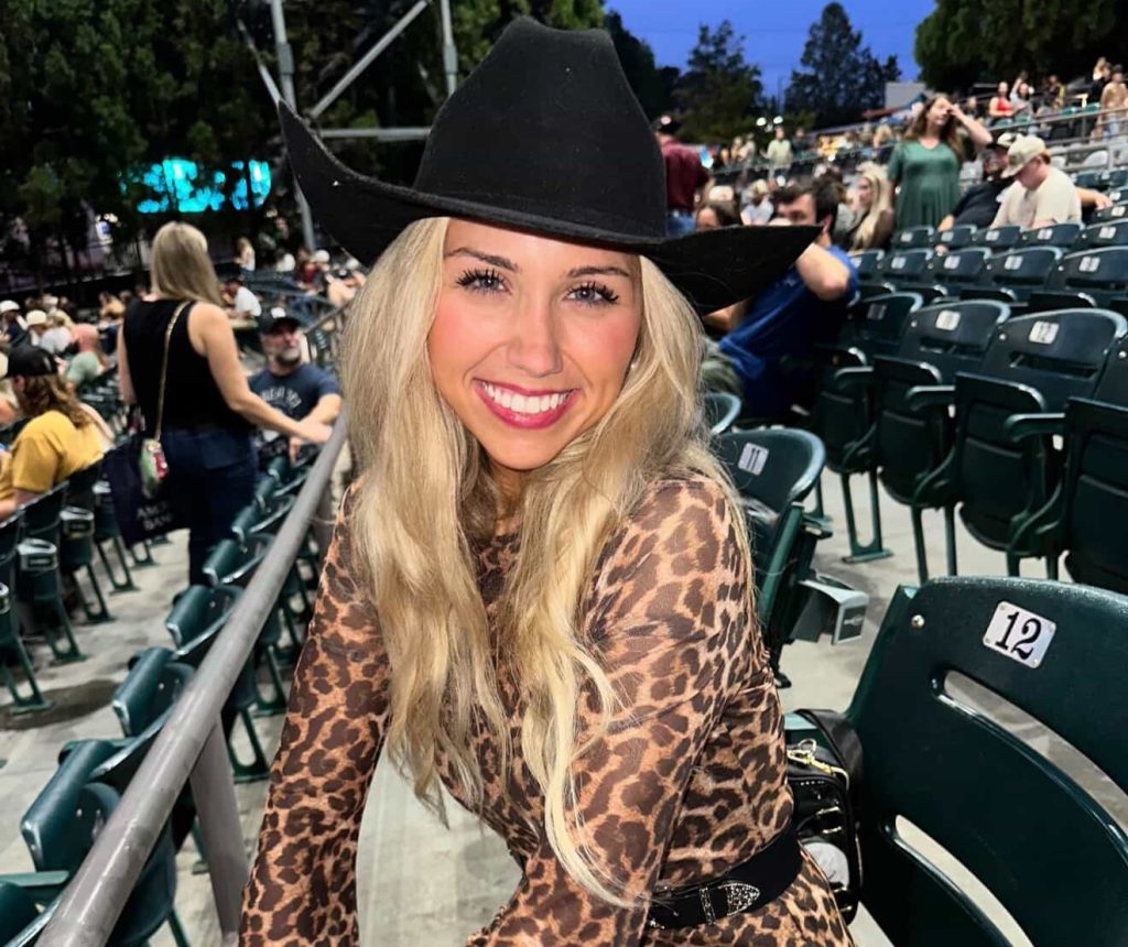 Woman drops 200lbs from 332lbs to 125lbs and shares shocking face transformation. She got her first boyfriend and says she's now treated like a human.