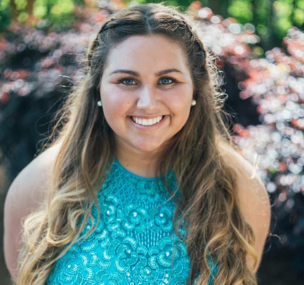 Woman drops 200lbs from 332lbs to 125lbs and shares shocking face transformation. She got her first boyfriend and says she's now treated like a human.