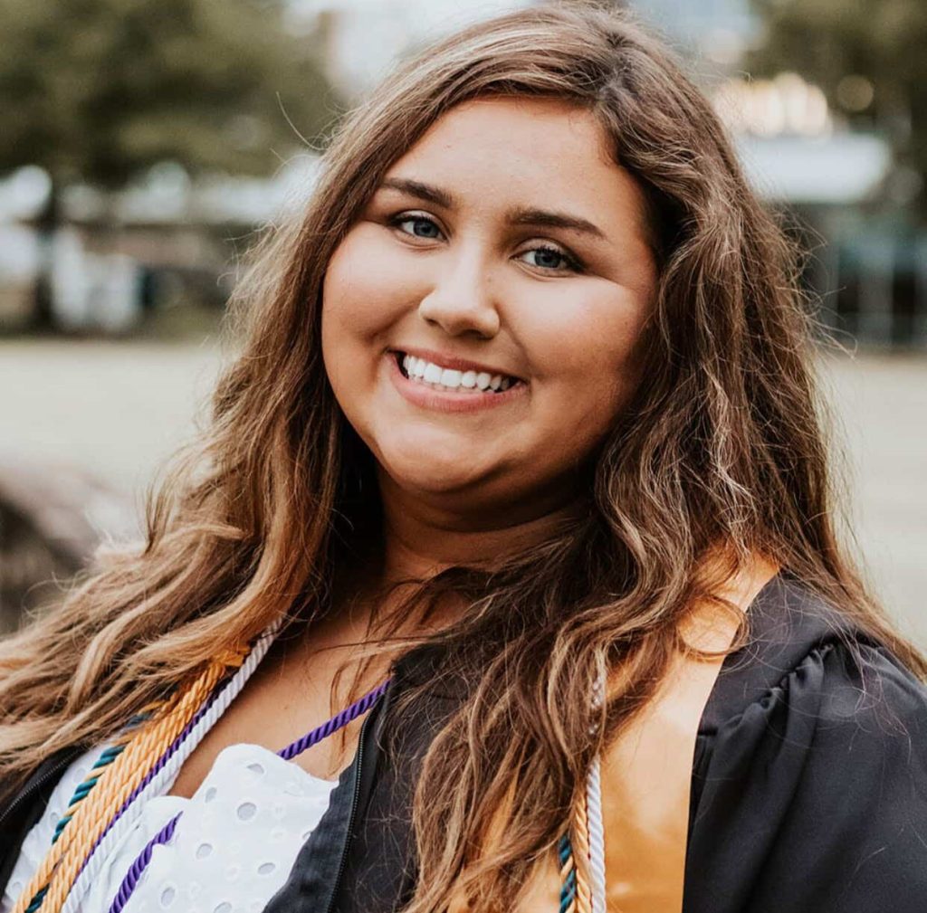 Woman drops 200lbs from 332lbs to 125lbs and shares shocking face transformation. She got her first boyfriend and says she's now treated like a human.