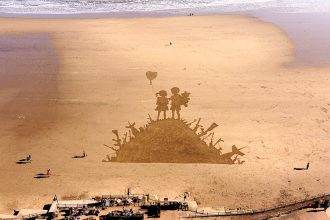 Artist Fred Brown recreates Banksy's iconic Kids on Guns artwork on Scarborough beach using just a rake - a powerful tribute amid global conflict that stunned visitors.