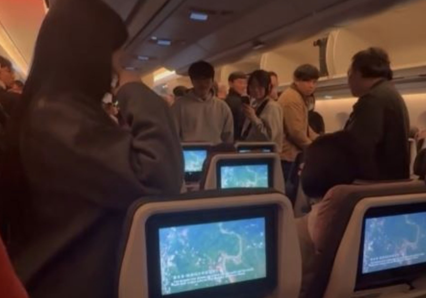 Brit passenger thrown off plane for 'vaping and slapping flight ...